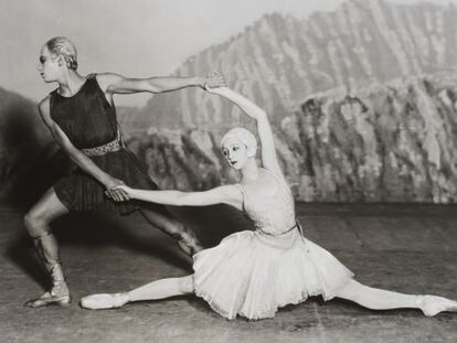 Serge Lifar y Alexandra Danilova mostrando la primera versi&oacute;n de vestidos dise&ntilde;ados por Coco Chanel.