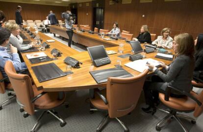La presidenta del Parlamento, Arantza Quiroga (en primer término, junto con los componentes de la comisión de investigación del <b><i>caso Margüello,</b></i> durante su constitución en noviembre.
