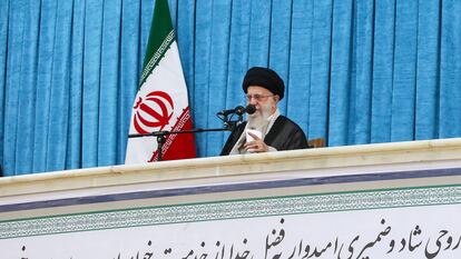 El líder supremo iraní, el ayatolá Alí Jameneí, se dirige a una multitud en el 35 aniversario de la muerte de su predecesor, el ayatolá Ruhollah Jomeini, el  3 de junio de 2024 en Teherán.