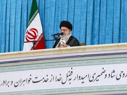 El líder supremo iraní, el ayatolá Alí Jameneí, se dirige a una multitud en el 35 aniversario de la muerte de su predecesor, el ayatolá Ruhollah Jomeini, el  3 de junio de 2024 en Teherán.