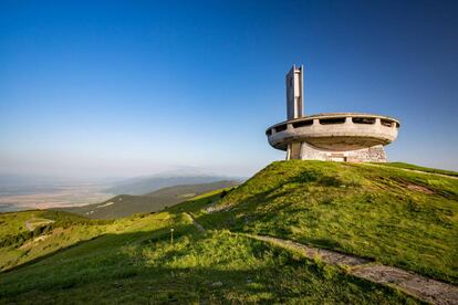 El monumento comunista abandonado de Buzludzha, en la montaña Stara Planina, en Bulgaria.