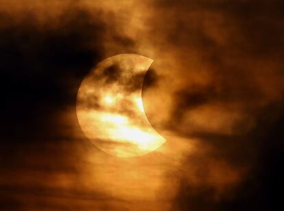 Vista d'un eclipsi parcial de sol a Bangkok (Tailàndia).