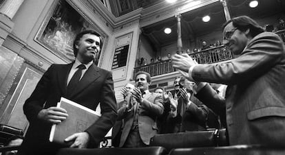 Felipe González es aplaudido en las Cortes por Alfonso Guerra y otros miembros del PSOE, tras ser proclamado oficialmente presidente del Gobierno en 1982. 