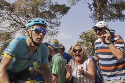 Los aficionados animan a los ciclistas de a Vuelta 2017 en el ascenso al puerto del Xorret del Catí, en Alicante