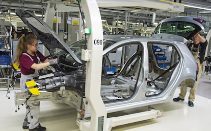 Ensamblaje de un coche Golf del fabricante alemán Volkswagen en Zwickau, Alemania. 