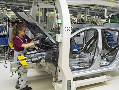 Ensamblaje de un coche Golf del fabricante alemán Volkswagen en Zwickau, Alemania. 