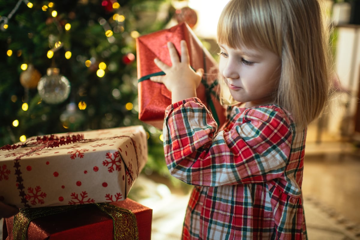 Qué es y qué beneficios tiene la regla de los cuatro regalos en Navidad (y la buena idea de añadir un quinto para otro)