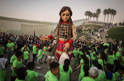 Con escalas en Tijuana, Monterrey, Guadalajara, Zapopan, Ciudad de México, Oaxaca y Tapachula, la marioneta inició una caminata con la cual lleva un mensaje de esperanza, tolerancia y solidaridad hacia miles de personas que se han visto forzadas a dejar su hogar y sus familias, a causa de las guerras, la violencia y la persecución. En la imagen, Amal en una playa de Tijuana.