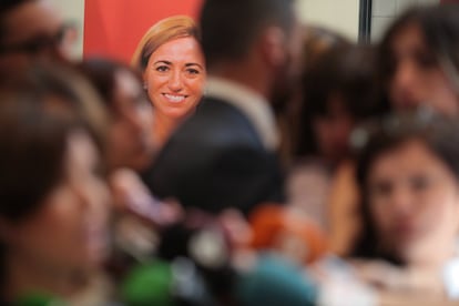 El retrato de Carme Chacón entre la multitud que hoy le ha rendido homenaje en Madrid.