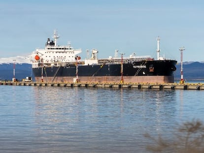 La provincia de Tierra del Fuego denuncia la presencia de un petrolero británico en el sur argentino y responsabiliza a Milei