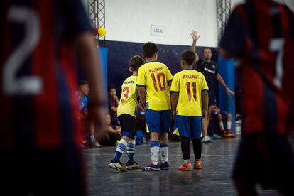 Partido de baby fútbol en el Club Unión Devoto Social Allende, barrio porteño de Devoto, Buenos Aires.