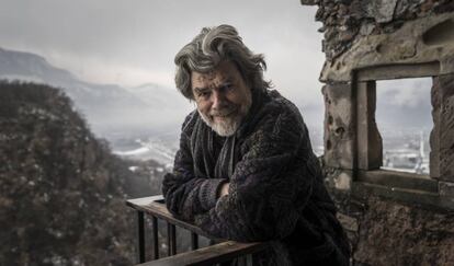 Reinhold Messner, alpinista, posa desde el balcón del Messner Mountain Museum, en el castillo Firmiano, con Bolzano al fondo.