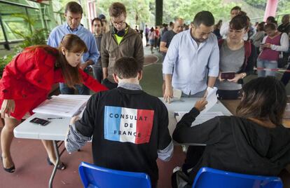 Hong Kong, China, muchos franceses acuden a votar a los colegios electorales dispuestos por el consulado francés de cada país.