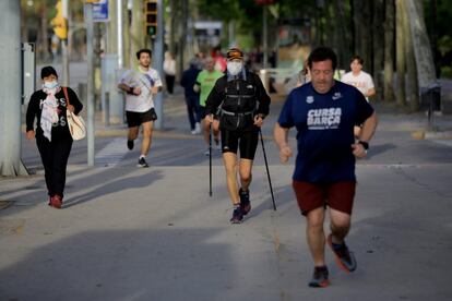 Varias personas hacen deporte por la avenida Diagonal, en Barcelona.