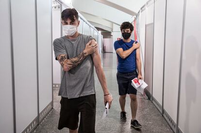 Los jóvenes de 26 a 29 años reciben su primera dosis de la vacuna, este miércoles, en el Museu de les la Ciudad de las Artes.