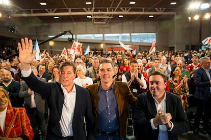 El presidente del Gobierno, Pedro Sánchez (en el centro), y el candidato del PSOE, Xosé Ramón Besteiro (a la izquierda), junto a los dirigentes del partido Camela Silva y Valentín Formoso (derecha), saludan al comienzo del mitin de cierre de campaña, celebrado este viernes en Santiago de Compostela.