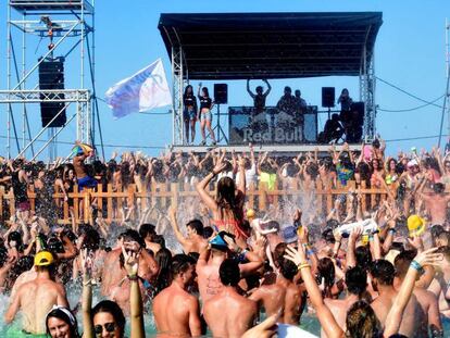 Asistentes del Arenal Sound bailan dentro de una de las piscinas habilitadas. 