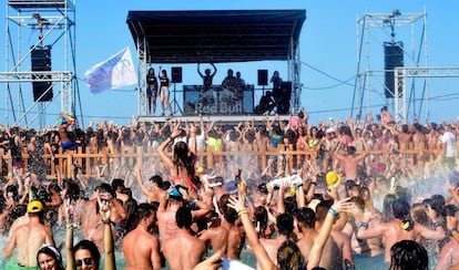 Asistentes del Arenal Sound bailan dentro de una de las piscinas habilitadas. 