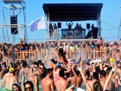 Asistentes del Arenal Sound bailan dentro de una de las piscinas habilitadas. 