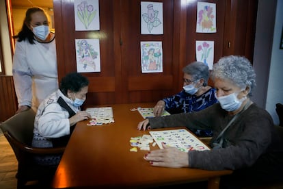 Tres mujeres en la residencia geriátrica Gravi, en Polinyà, Barcelona, este sábado.