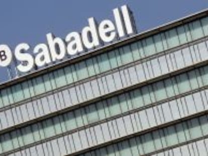 El logotipo de Banco Sabadell en la sede del banco en Sant Cugat, cerca de Barcelona.