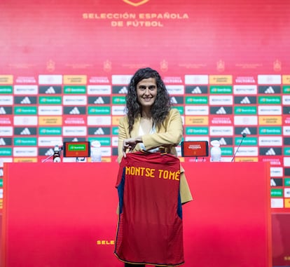 Montse Tomé posa con una camiseta de la selección durante la presentación como primera entrenadora del equipo femenino. 

