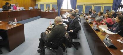 Primera reunión del grupo socialista tras el congreso extraordinario de su partido.
