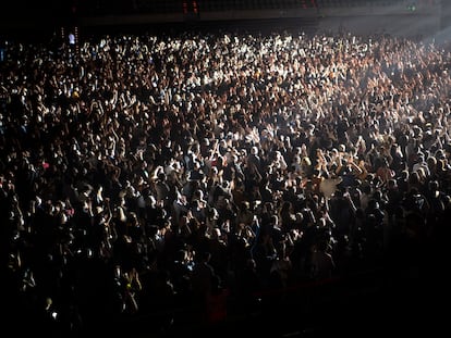 Espectadores en el Palau Sant Jordi de Barcelona, para ver a Love of Lesbian, en el primer concierto masivo en pandemia.