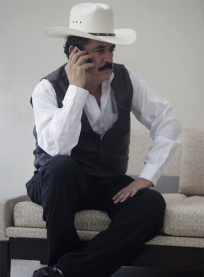 Manuel Zelaya habla por teléfono en la Embajada de Brasil en Tegucigalpa, donde se refugia.