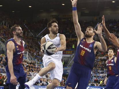 Campazzo rodeado de defensores del Barça en la final del año pasado