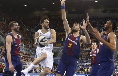 Campazzo rodeado de defensores del Barça en la final del año pasado