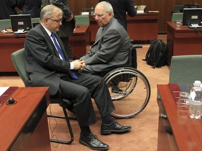 El ministro de Finanzas alemán, Wolfgang Schäuble (derecha), conversa con el comisario europeo de Asuntos Económicos, Olli Rehn.