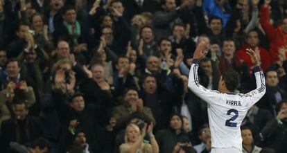 Varane celebra con el público su gol al Barça en las semifinales de Copa.