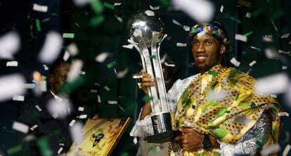 Drogba, con el trofeo que gan&oacute; en 2007.