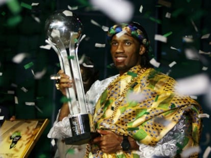 Drogba, con el trofeo que gan&oacute; en 2007.