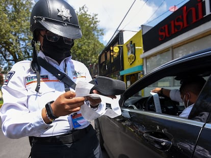 Un conductor paga una infracción de tránsito, uno de los pagos determinados por la UMA, en la ciudad de Toluca.