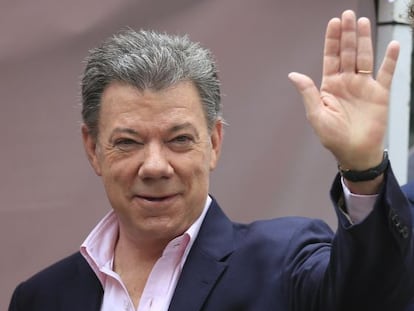 Santos acena antes de votar neste domingo, em Bogotá.