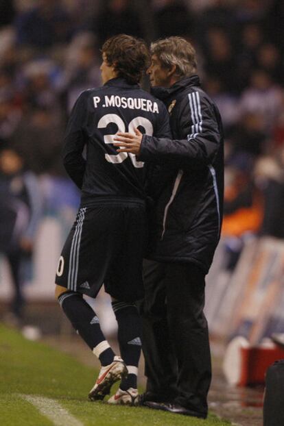 Pellegrini da instrucciones a Mosquera, que no llegó a jugar.