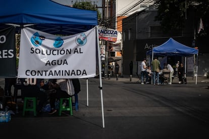 Decenas de vecinos bloquearon el cruce de las avenidas Insurgentes y Xola para protestar por el agua contaminada.