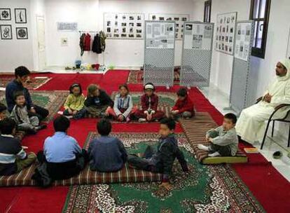 Una escuela infantil en la Gran Mezquita de Granada.