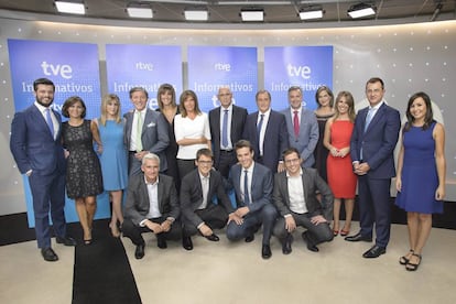 Los presentadores de los informativos de TVE junto a directivos de la cadena.