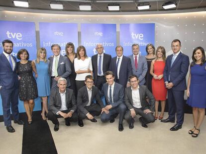 Los presentadores de los informativos de TVE junto a directivos de la cadena.