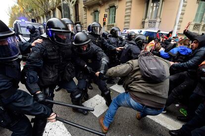 Clashes between riot police and Puigdemont supporters.