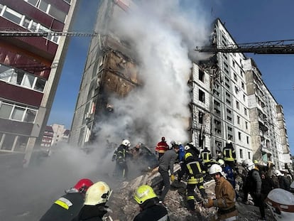 Equipos de rescate trabajaban este viernes en la búsqueda de supervivientes entre los escombros dejados por un bombardeo ruso en la ciudad ucrania de Uman.