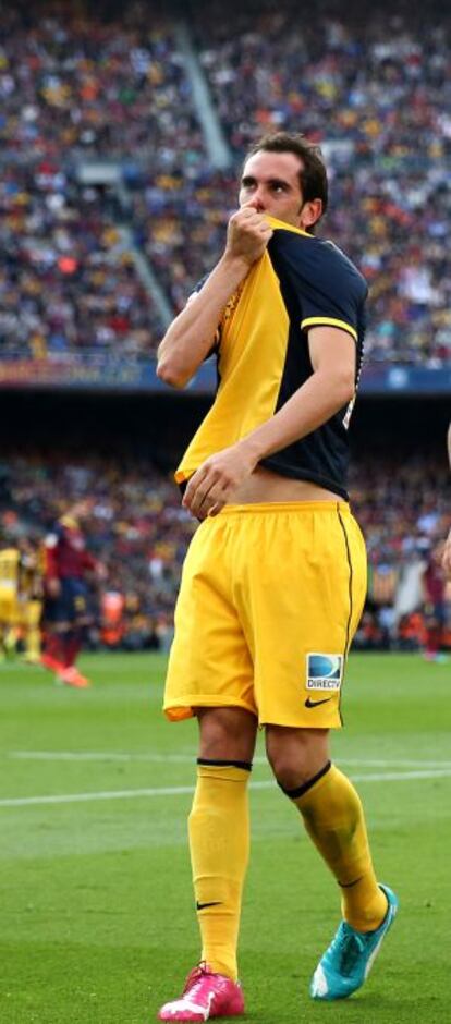 Godín besa la camiseta tras marcar el gol ante el Barcelona en el Camp Nou.