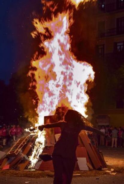 Una de las hogueras instalada entre las calles Viladomat y Floridablanca en Barcelona, durante la noche de Sant Joan el año pasado.