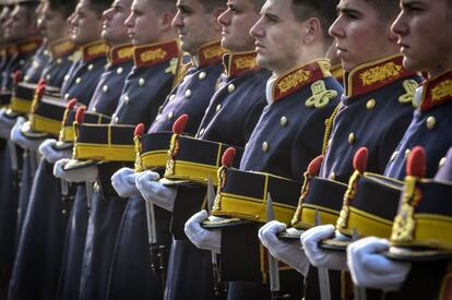 Soldados de la guardia rumana rinden homenaje durante la ceremonia conmemorativa a las víctimas de la revolución rumana, en Bucarest (Rumania).
