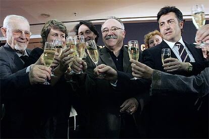 Josep Lluís Carod y Joan Puigcercós (a la derecha) celebran, junto a otros dirigentes de ERC, los resultados obtenidos.