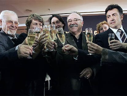 Josep Lluís Carod y Joan Puigcercós (a la derecha) celebran, junto a otros dirigentes de ERC, los resultados obtenidos.