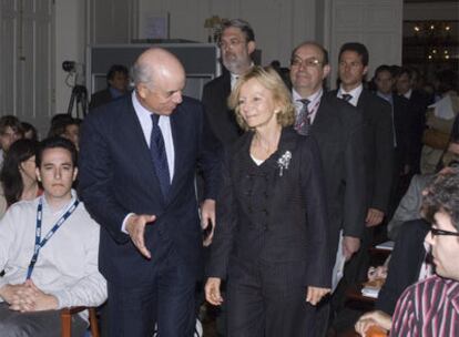 Francisco González conversa con Elena Salgado a su llegada al curso celebrado en Santander.